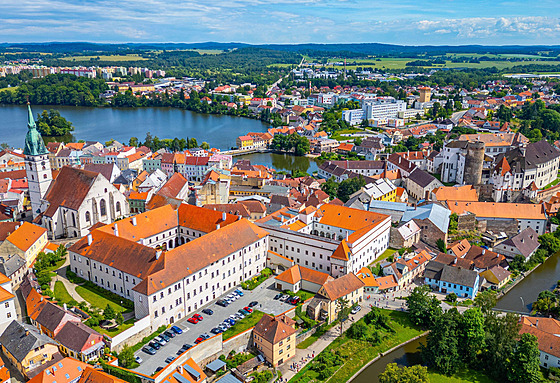 Jindřichův Hradec – letecký pohled na zámek a Vajgar